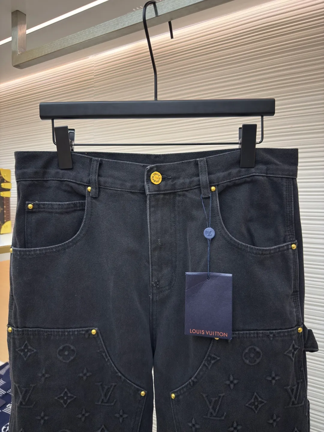 LOUIS VUITTON embossed work jeans ●Authentic product: purchased and developed by 17899 ●Item number: 1680249-B70 ●Material: denim fabric ●Technology: embossed embossed production ●Version: fitted version ●Weight: about 1085 grams ●Size: 30-32-34-36 ●Description: Integrating Monogram embossed pockets into a casual workwear silhouette, it can create a trendy look with the same style of overalls, or it can be mixed and matched with separate items to explore more fashion possibilities. Positioned panel splicing design, slightly distressed, washed blue, square nails with lettering under the left sleeve, decorative zipper, snap buttons at the front, standard cut version, casual style, suitable for both men and women. Original goods, washed casual jeans, imported original washed stretch fabric, comfortable and elastic, original hardware accessories decorated with logo, super correct fit, extremely high grade, high quality, fashionable and stylish upper body. The overall wiring is straight and delicate, the fabric is comfortable and soft, and the color is consistent without color difference. It can be matched with the same style to create a fashionable look and control various occasions. Customized accessories, complete with three standards, same style for men and women!
